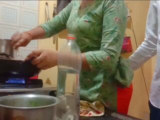 Warga india panas isteri mendapat fucked manakala cooking dalam dapur | xhamster