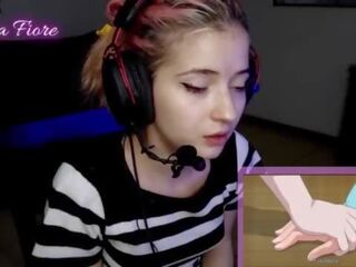 18yo youtuber consigue convertido en observando hentai durante la corriente y masturba - emma fiore