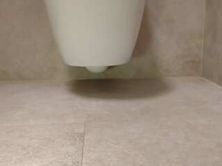 Menarik kaki di itu toilet