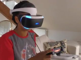 Isabel are o nou joc în ei playstation vr dar ea needs&period;&period;