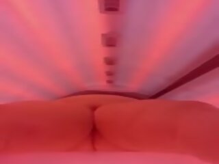 Itsetyydytys sisään solariumissa, vapaa masturboimassa porno video- 23