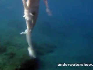 Agradable nastya nadando desnuda en la mar