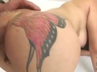 Tatuoitu lutka panee se sisään hänen perse