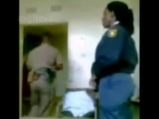 Поліція бос насолоджуючись жінка junior офіцер прихований камера