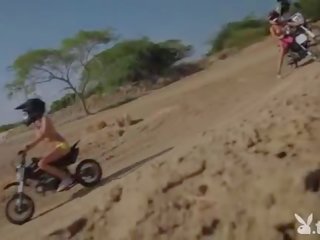 Καμπύλη badass babes προσπαθώ έξω wake boarding