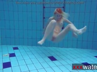 Milana aperturas un mov en la piscina