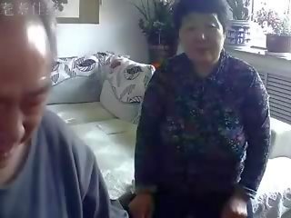 Kinesiska gammal par i den levande rum obscent lever kön